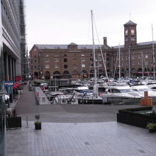 まわりにレストランがあります。