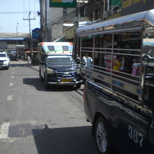 少し歩くと、１０バーツのソンテウが来ますので、ソンテウを利用