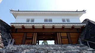 舞鶴城公園 復元された鉄門（くろがねもん）