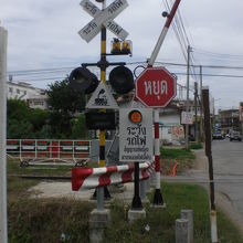 タイの主要道路幹線との交点には、横断の踏切が設けられています