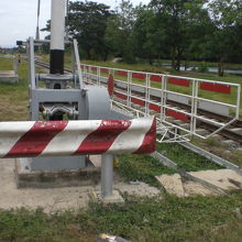 道路の踏切の横には、安全確保のための横断柵が準備されています