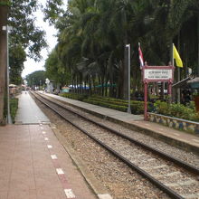 クウェー川鉄橋の駅は、観光の目玉地区ですので、きれいです。
