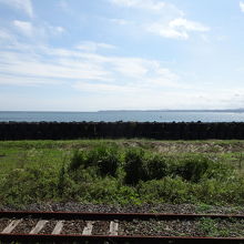 すぐ裏手に線路と海。