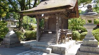 太鼓橋の途中にある末社