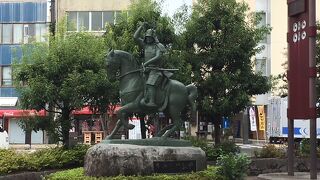 水車がある広場にある銅像