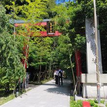 神社入口の鳥居前