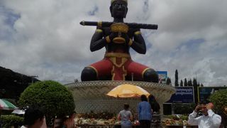 ター ドンボーン 像