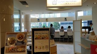 シャンテ2階の開放的なカフェ