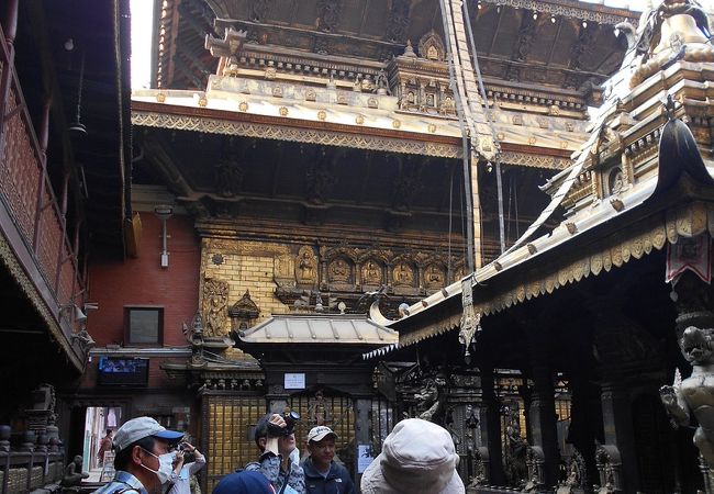 入口の神像がユーモラスな金色の寺院