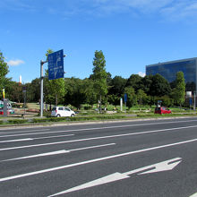 「つくば駅前広場」の道路の反対側が「中央公園」です