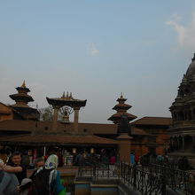 王宮の前には、王に不平を訴える請願者が鳴らしたタレジュの鐘