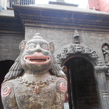 ユーモラスな神像