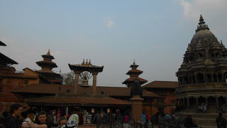 立派な王宮と寺院に囲まれた美しい広場