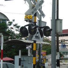 パタヤ駅周辺の道路と踏切の状況です。踏切が閉まることは少ない