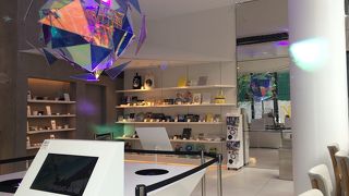 宇宙に関する本やグッズ、お洒落な食器が買えます