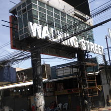 ウォーキングストリートの入口の門です。両側の柱は、むき出し。