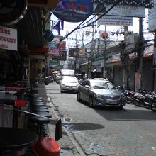 ウォーキングストリートのさらに奥の通りは、狭くなっています。