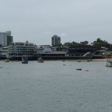 ウォーキングストリートの海岸側は、通りと違い広々としています