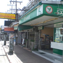 ウォーキングストリートの入口の前の両替店です。大事な店舗です