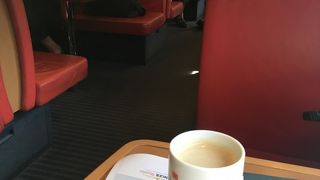 食堂車で昼食を取る