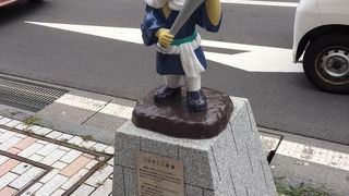 道端にモニュメント