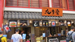 観光客が行列しているジャンボメロンパンのお店