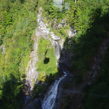 途中、けっこうな滝が見えます