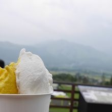 阿蘇の景色を眺めながらペロリ