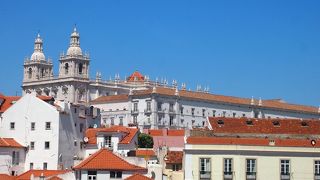 ルファマの歴史地区の海に近い坂にある荘厳な白い教会