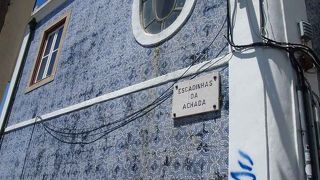 お城を取り巻く通りに続く階段