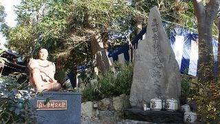 強そうな武将の像