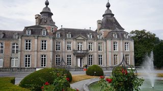 オユー川沿いの崖の上に建てられた美しい城