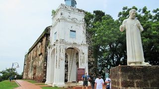 セントポールの丘の頂上に立っているのよー