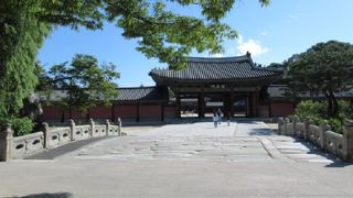 昌徳宮の正殿まではもう少しでーす