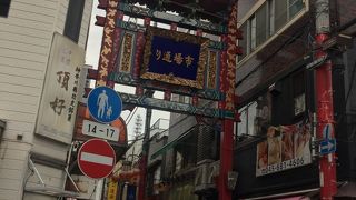 市場通りの牌楼は二基！