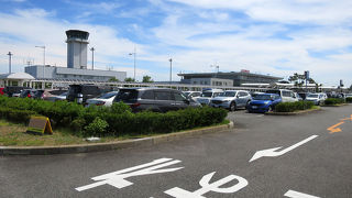 花と緑、芸術作品のある綺麗な空港