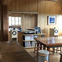 食堂。レコードの演奏が流れている