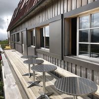 １階のテラス。濡れたものはここで乾かすと良いと勧められる