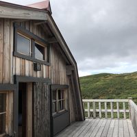 ２階のテラス。周りの山々の眺めがよい