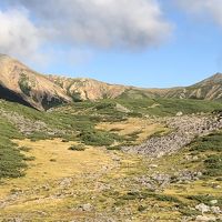 ２階のテラスから、水晶岳から鷲羽岳へ続く稜線