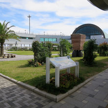 国内線・国際線ターミナル間の広場には、宇部らしく芸術作品