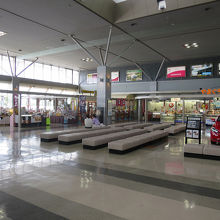 2階の出発フロアには山口県産品がたくさん！