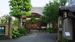 門の横に烏枢沙摩明王（うすさまみょうおう）