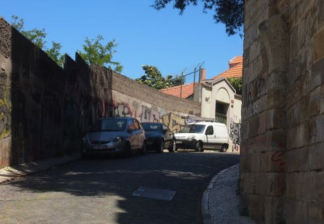 リスボン旧市街のあちこちに残る城壁の跡