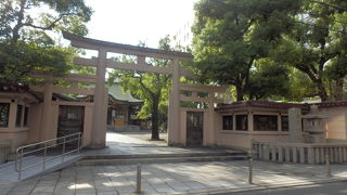 正式名は座摩(いかすり)神社、難しいの読みなので"ざまさん"と呼ばれています