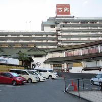 正面前の駐車場から見た外観。