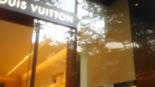 ヴィトンの最新の商品からオーソドックスな商品まで幅広くディスプレイされている