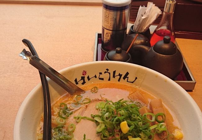 東京駅を眺めながら旭川ラーメン