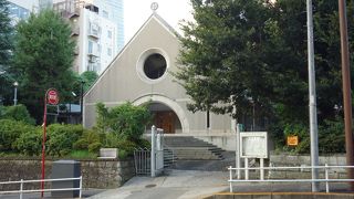 二つの対照的な教会