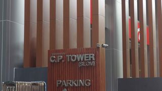 シーロム地区の複合オフィスビル